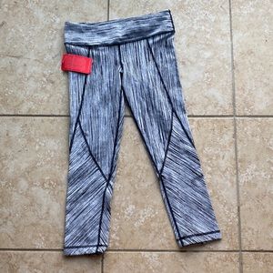 NWT cropped black and white legging